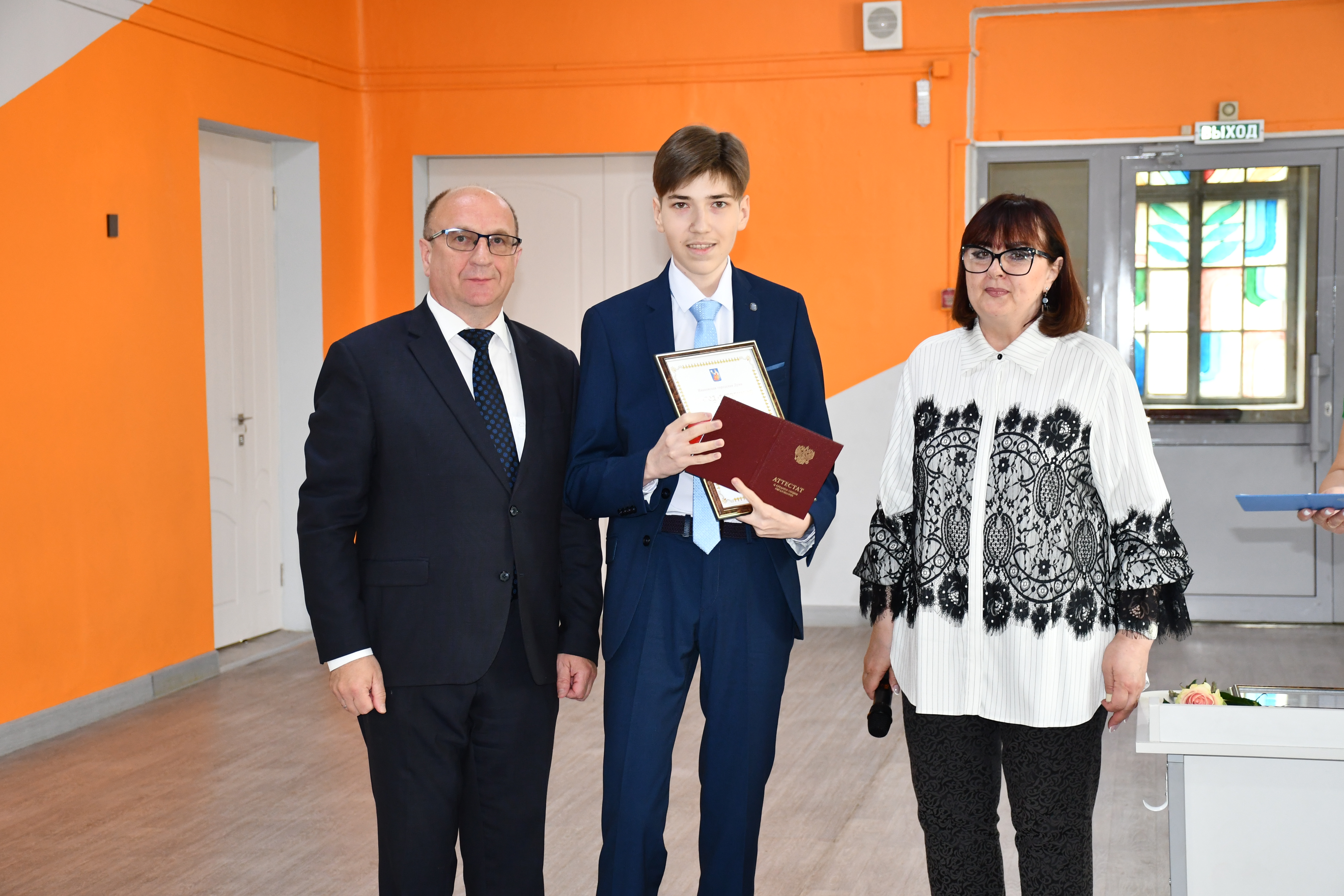 Торжественное вручение аттестатов выпускникам 11-го класса.